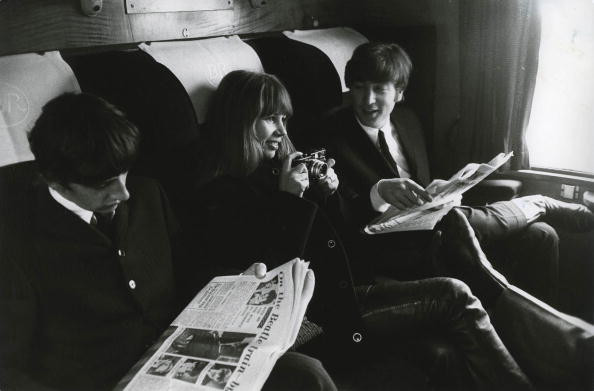 John Lennon (przy oknie) i Astrid Kircherr w 1964 r.