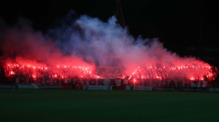 A Honvéd-szurkolók maximum a stadion előtt gyújthatják a görögtüzet/Fotó: Pozsonyi Zita