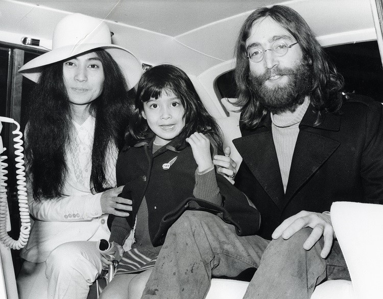 John Lennon i Yoko Ono z sześcioletnim wówczas synem