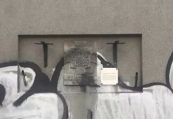 Cała Warszawa szuka wandala, który zamalował pamiątkową tablicę. Filip Chajzer obiecał „nagrodę”