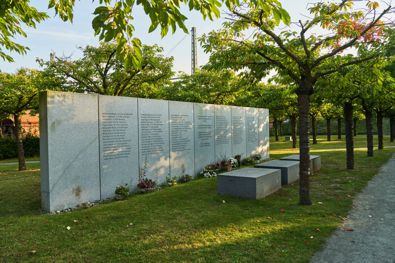 Pomnik ofiar katastrofy kolejowej z 1998 r.