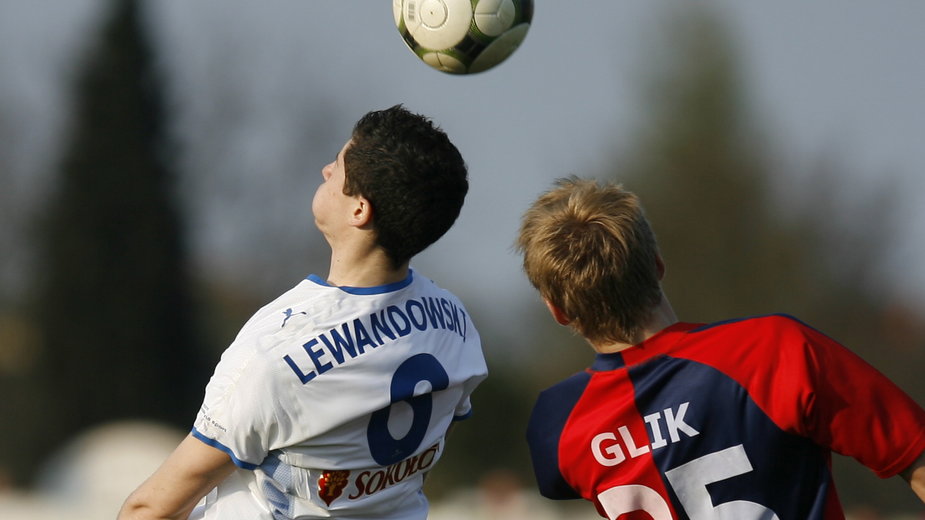 Robert Lewandowski (Lech Poznań) i Kamil Glik (Piast Gliwice) w meczu Ekstraklasy (2009 r.)