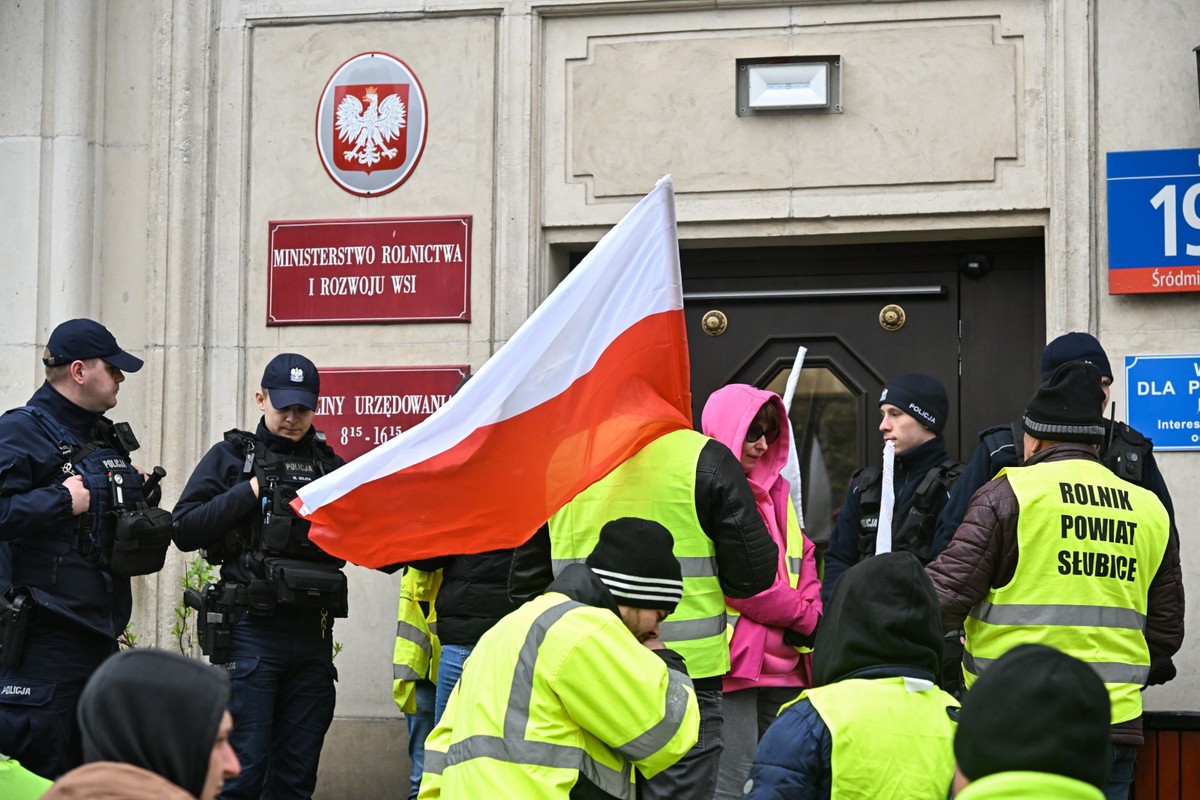 Warszawa, 03.04.2024. Protest rolników przed siedzibą Ministerstwa Rolnictwa i Rozwoju Wsi w Warszawie, 3 bm. Przedstawiciele orgranizacji rolniczych, którzy 2 bm. wzięli udział w rozmowach z kierownictwem MRiRW, ogłosili 48-godzinny strajk okupacyjny i pozostali w siedzibie resortu. (sko) PAP/Radek Pietruszka