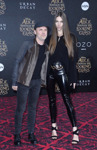Lars Ulrich i modelka Jessica Miller na premierze 'Alicji po drugiej stronie lustra'
