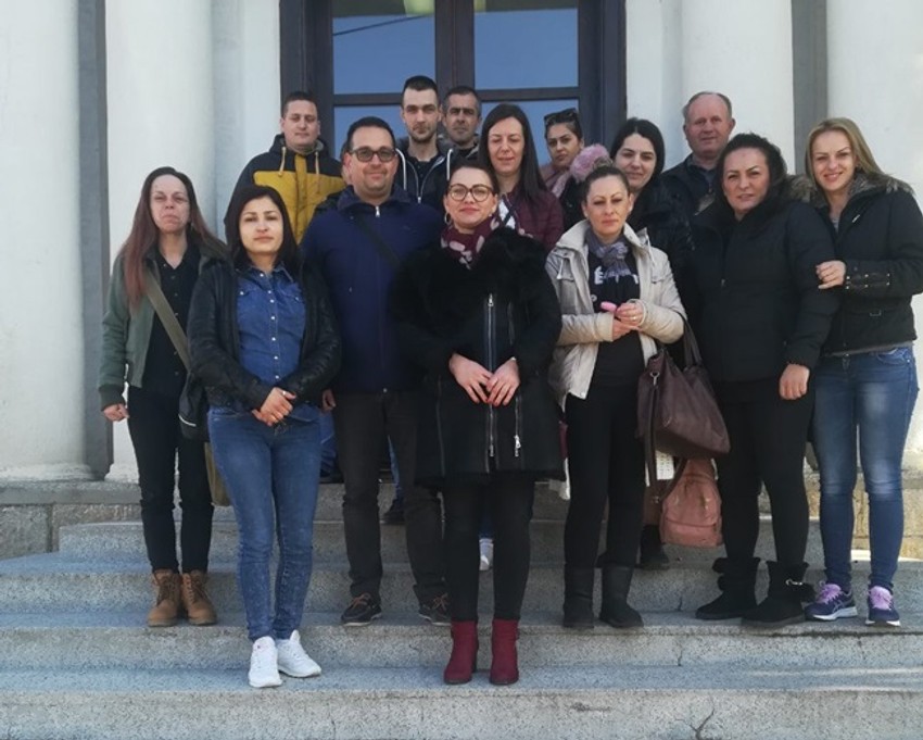 Deo roditelja koji su se fotografisali ispred OŠ "Karađorđe" u Topoli kako bi pružili podršku učiteljici