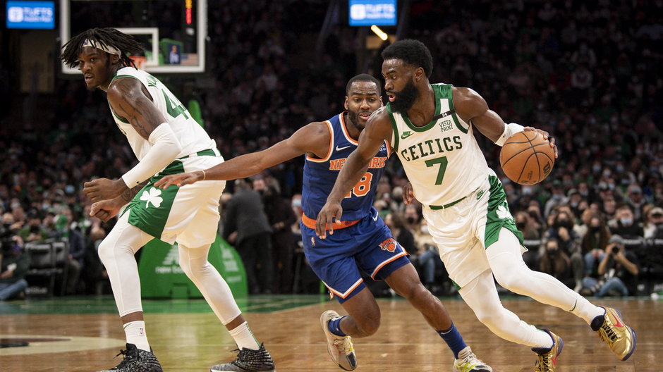 Gracze Boston Celtics w meczu przeciwko New York Knicks (8 stycznia 2022). Po prawej (z nr 7) Jaylen Brown