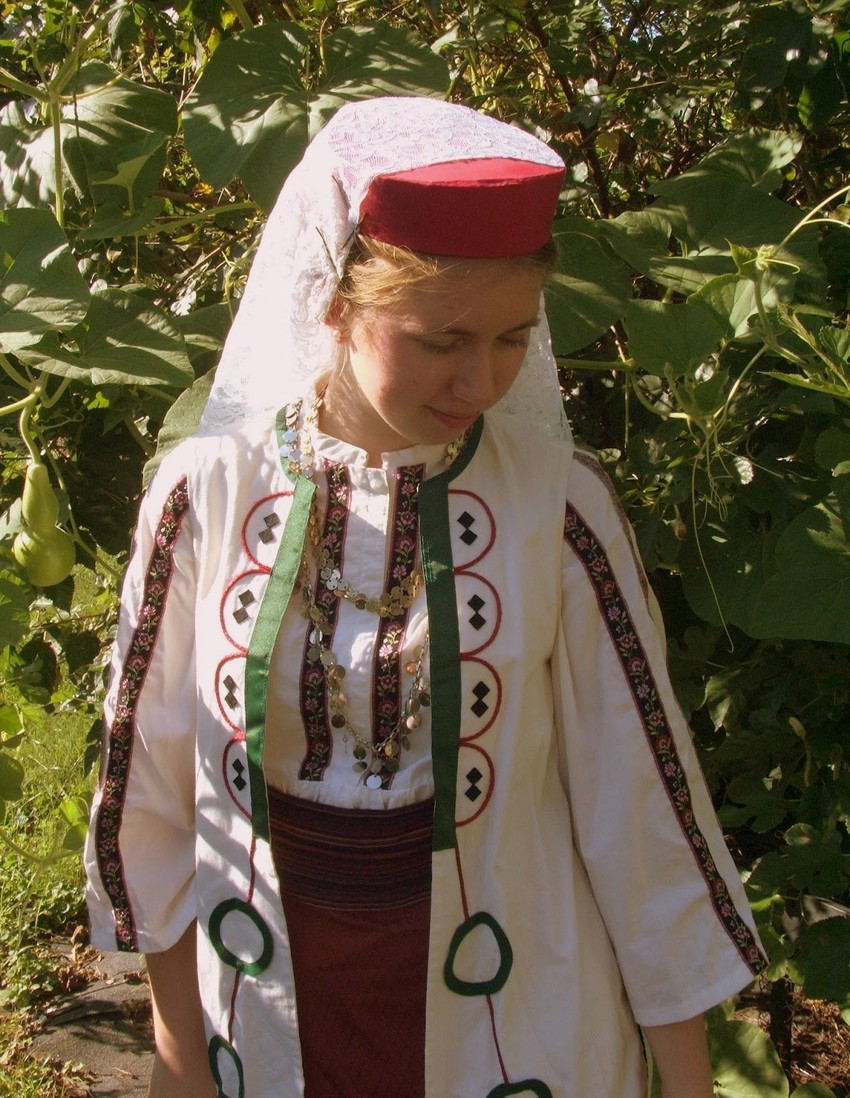 Maržo Bejli u srpskoj nošnji iz okoline Niša, koja, zapravo, nije iz okoline Niša jer su je sašili njene majka i sestra