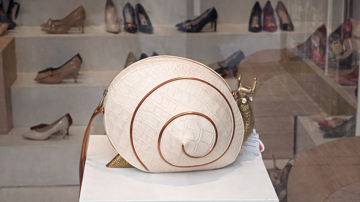 Najbizarnija kolekcija torbica u beogradskom izlogu: Nojeva barka i puž na povocu