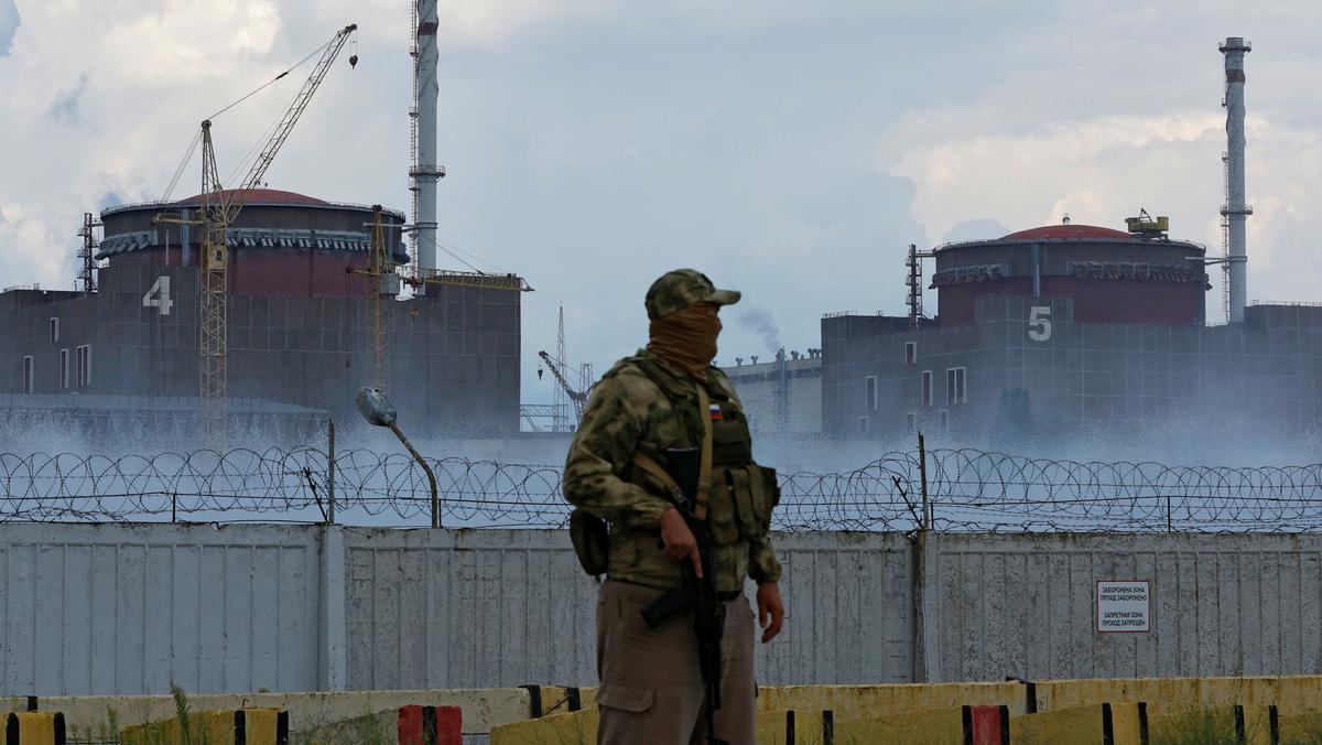 Rosyjski żołnierz przed Zaporoską Elektrownią Atomową
