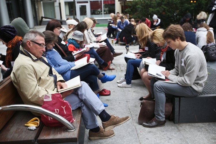Próba pobicia rekordu świata w liczbie osób czytających jednocześnie na wolnym powietrzu