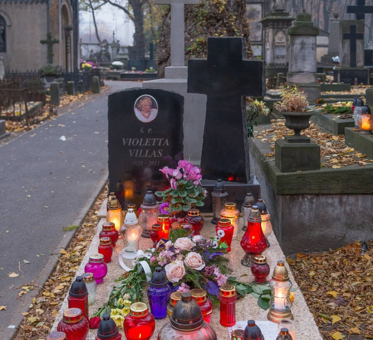 Kontrowersyjny znicz na grobie Violetty Villas. "Zdejmijcie tę głowę!"