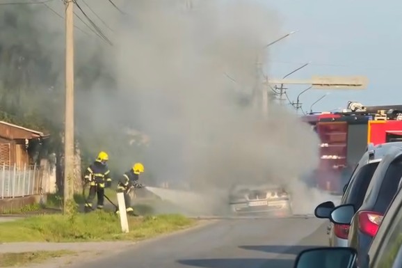 (FOTO, VIDEO) BUKTINJA NASRED PUTA Automobili se zapalio, totalno izgoreo