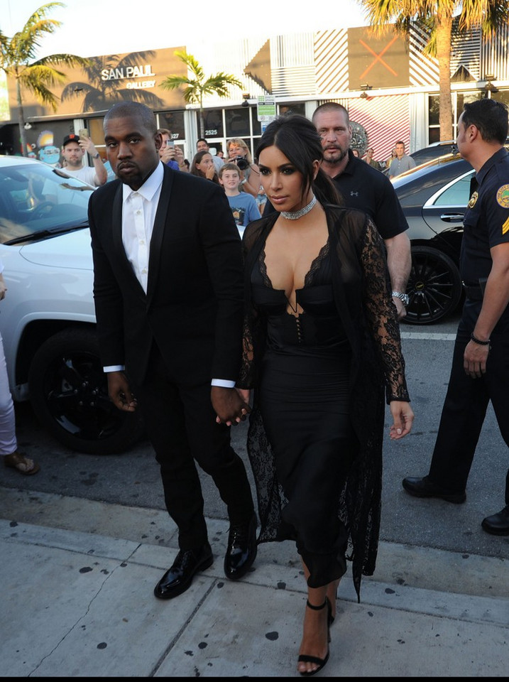 Kim i Kourtney Kardashian na ślubie