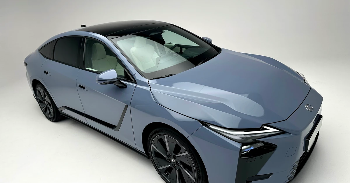 Nowy Lexus znika w ciemno. Ma silnik 2.5 i gwarancję na 10 lat. Ile kosztuje?