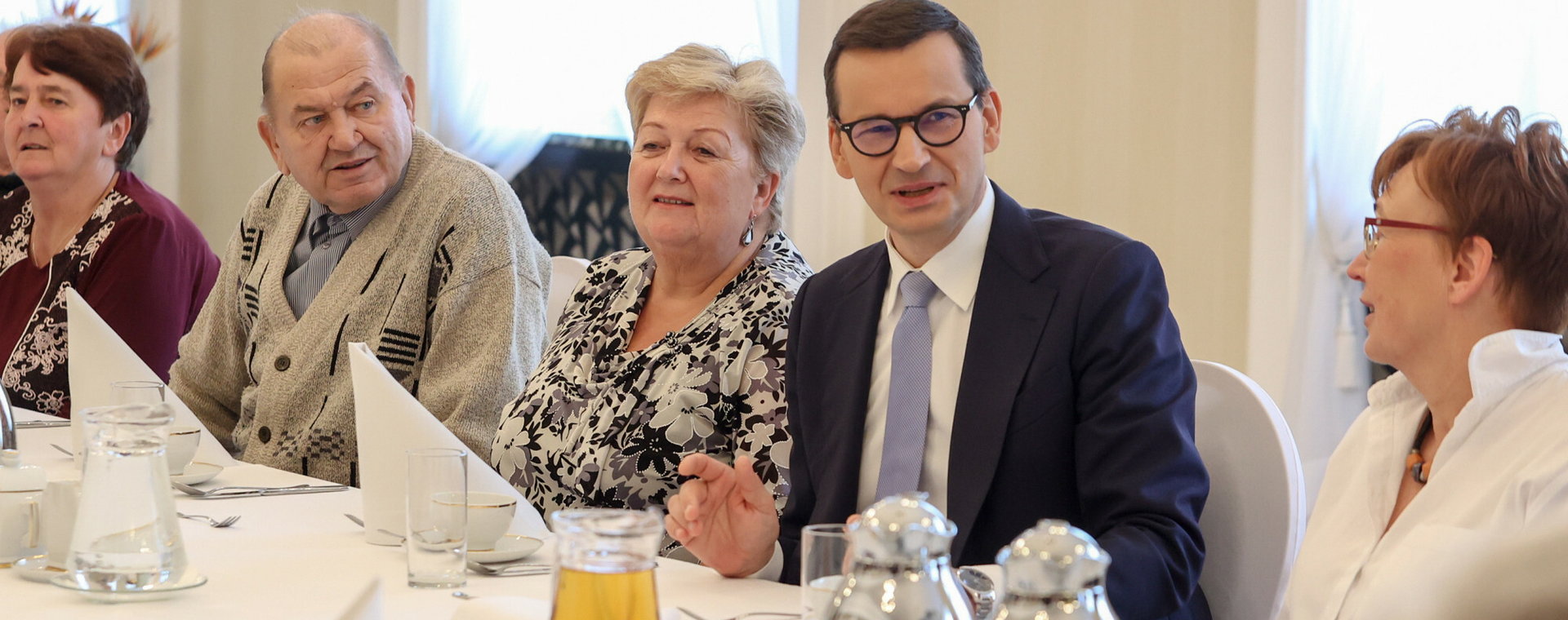 Rząd PiS zróżnicował świadczenia czerwcowych emerytów. Na zdjęciu premier Mateusz Morawiecki na spotkaniu z seniorami