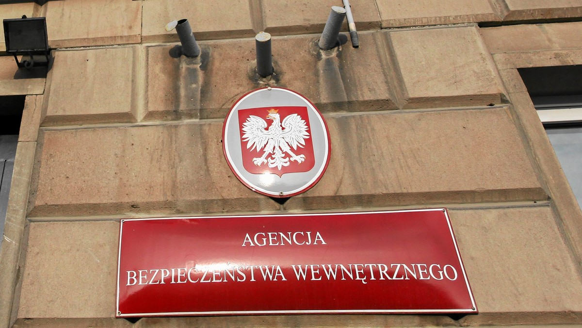 Agencja Bezpieczeństwa Wewnętrznego odmówiła wydania certyfikatu dostępu do tajemnic państwowych doradcy Twojego Ruchu płk. Krzysztofowi Polkowskiemu. Powodem tej decyzji, jak pisze "Rzeczpospolita", są jego szkolenia w radzieckim wywiadzie GRU.