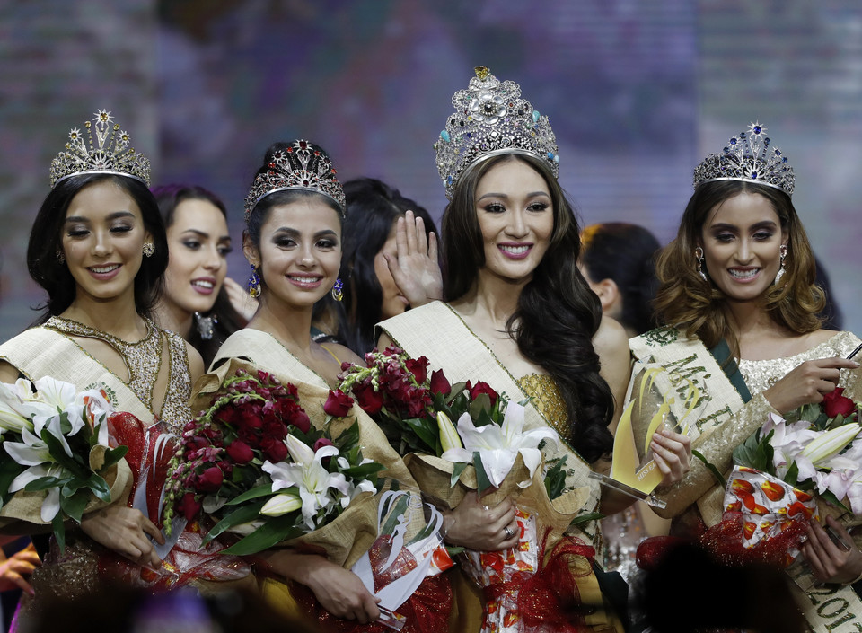 Od lewej na zdjęciu: Miss Earth-Air Nina Josie Robertson, Miss Earth-Fire Lada Akimova, Miss Earth 2017 Karen Ibasco i  Miss Earth-Water Juliana Franco