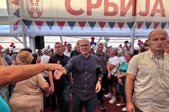 "HVALA NA TOME ŠTO STE SAČUVALI DRŽAVU NA SEVERU" Vučević sa građanima u Novom Žedniku kod Subotice, pozvao ih na izbore: "Da im jednom za svagda kažemo da je Vojvodina Srbija" (FOTO)