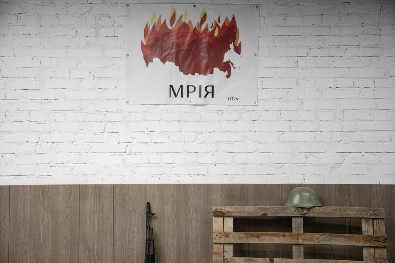 Plakat propagandowy przedstawiający płonące terytorium Rosji, wiszący w jednym z bunkrów w Kijowie, Ukraina, 17 marca 2022 r.