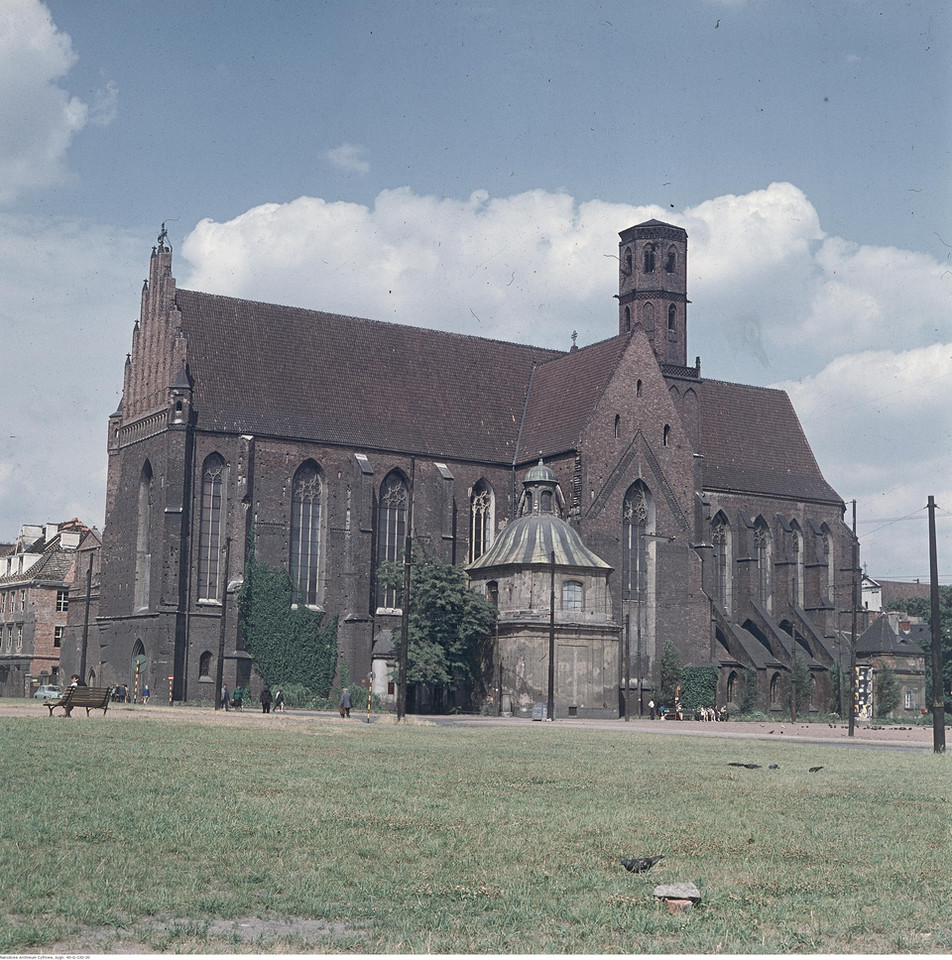 Wrocław, Kościół św. Wojciecha. Pod murem widoczny przystanek tramwajowy, 1968 r.