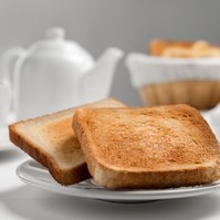 Vaj helyett ezt tegye a pirítósra – finomabb, mint gondolná, és közben a szívét is védi