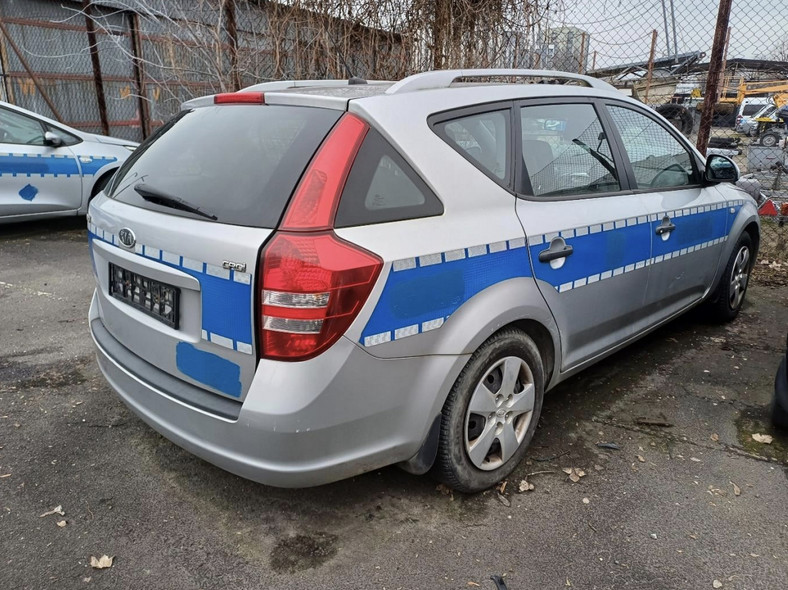 KIA Ceed to popularne auto, ale policyjne radiowozy wystawiane w cenach od ok. 3 do 5 tys. zł, nie należą do najlepszych egzemplarzy na rynku.