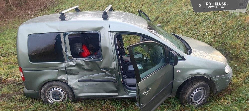24-ročný muž a 18-ročná žena odcudzili auto spred predajne rybárskych potrieb.