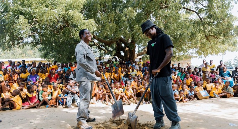 Duffuor foundation, Stonebwoy to renovate Trekume Basic School.