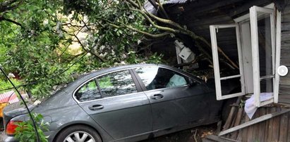 Wypadek. BMW rozbiło dom w Warszawie!