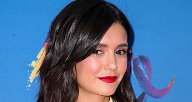 Nina Dobrev isteni ebben a ruhában
