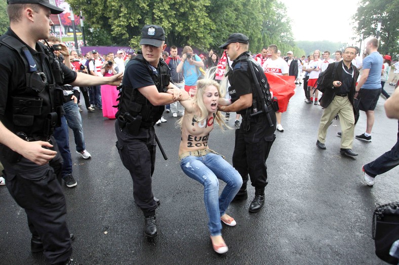 Feministki z Femen pod Stadionem Narodowym