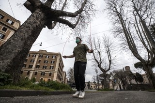 Koronawirus we Włoszech: Zaostrzone przepisy - Rzym zamyka parki, Sassari zakazuje spacerów