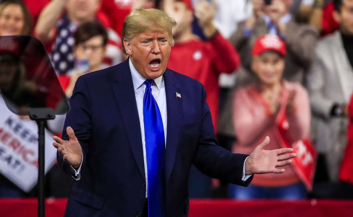 Zasadnicza część procesu ws. impeachmentu prezydenta USA Donalda Trumpa rozpoczęła się we wtorek w amerykańskim Senacie. Przywódca większości republikańskiej w tej izbie Mitch McConnell niespodziewanie zmienił niektóre propozycje zasad procedowania.