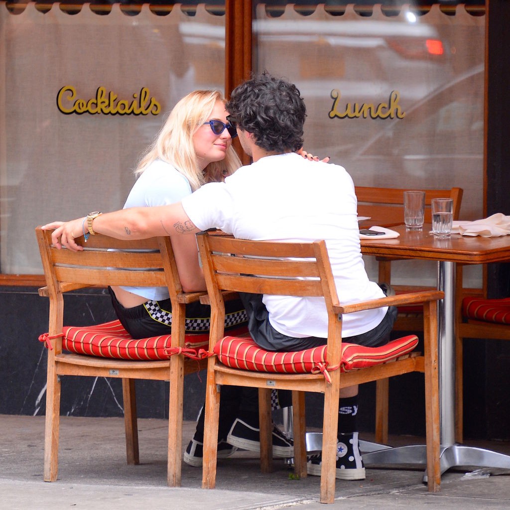 Joe Jonas és Sophie Turner egy manhattani étteremben csókoznak, 2018-ban. 