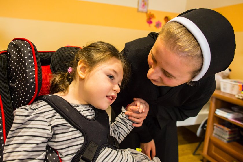 Ojciec kat zrobił z Anastazji roślinkę. Ale dziewczynka się nie poddaje