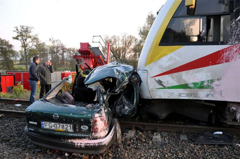 Rodzice zginęli na przejeździe. Synowie przeżyli