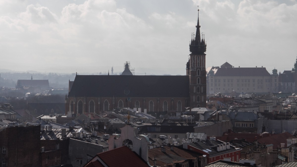 Zbigniew Ziobro półtora roku temu w blasku kamer przekonywał, że w Krakowie mamy do czynienia z wielką aferą związaną z przejmowaniem nieruchomości. Śledztwo w tej sprawie toczy się niemrawo, a sprawy nie ułatwia sam Ziobro. Krakowscy urzędnicy wysłali do niego pismo z prośbą, by jako Prokurator Generalny wniósł nadzwyczajną skargę kasacyjną w jednej ze spraw, ale od kilku miesięcy Ziobro tego nie zrobił. Chodzi o kamienicę osoby powiązanej z krakowskimi strukturami PiS.