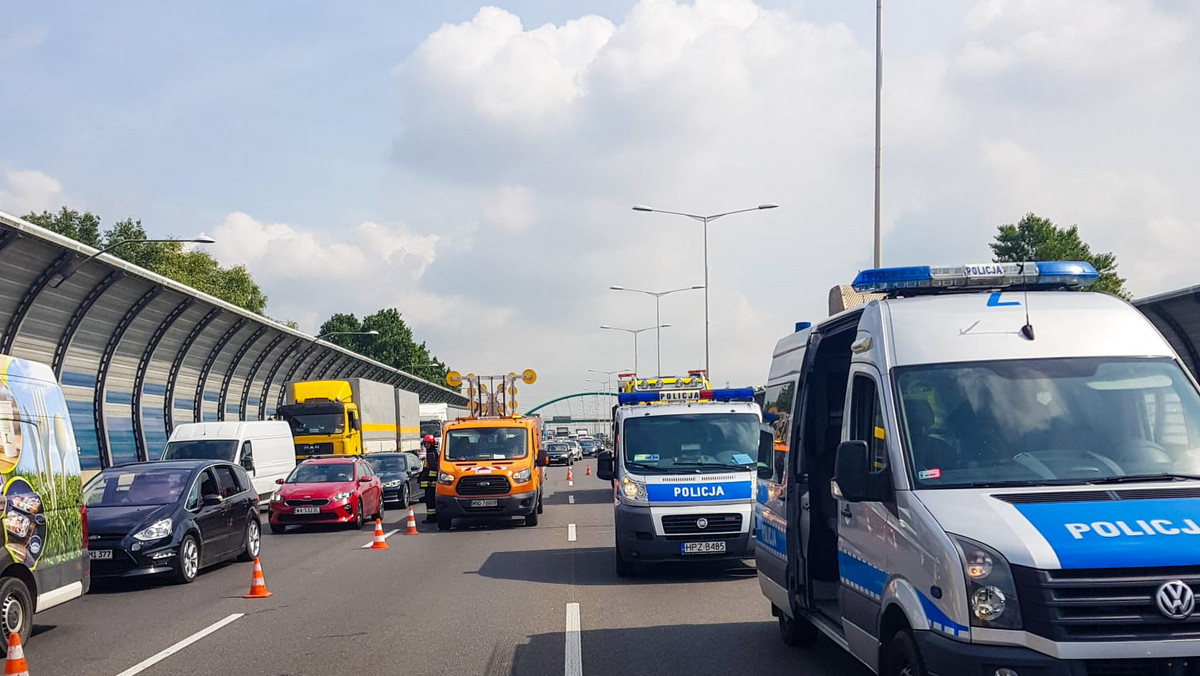 Tragiczny wypadek na drodze ekspresowej S8. Jak wynika ze wstępnych ustaleń, doszło tam do zderzenia samochodu osobowego i dwóch ciężarówek. Zginęła jedna osoba. Na miejscu pracują jednostki straży pożarnej, policji i pogotowia ratunkowego w - o zdarzeniu poinformował TVN24.