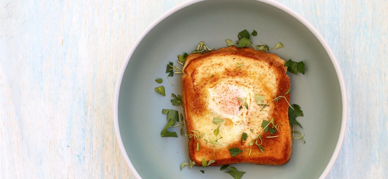 Idealne śniadanie: tost zapiekany z jajkiem sadzonym. Przepis