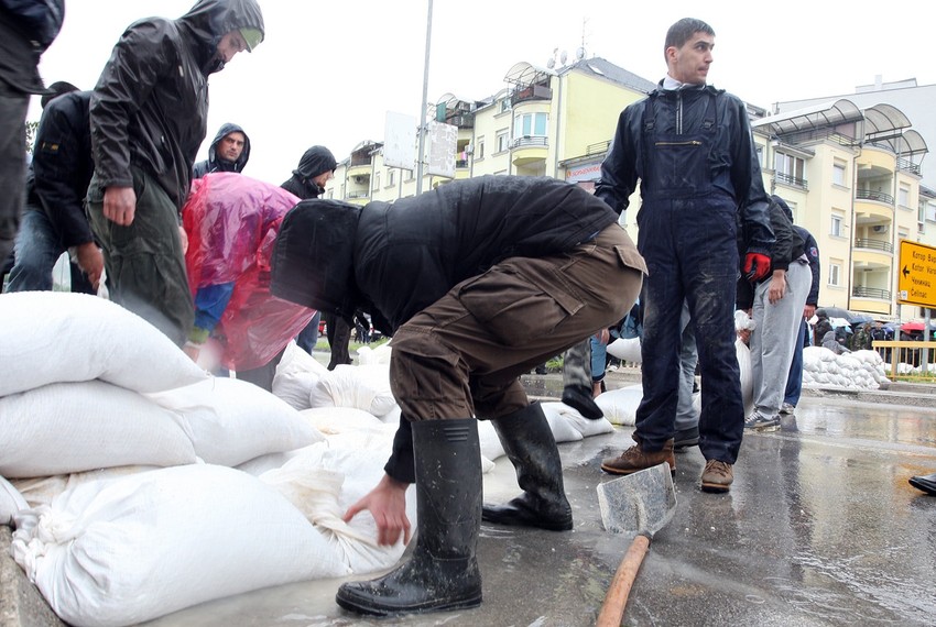 Doboj poplave 2014 Rebrovacki most vrece sa pijeskom Foto D BOZIC preview