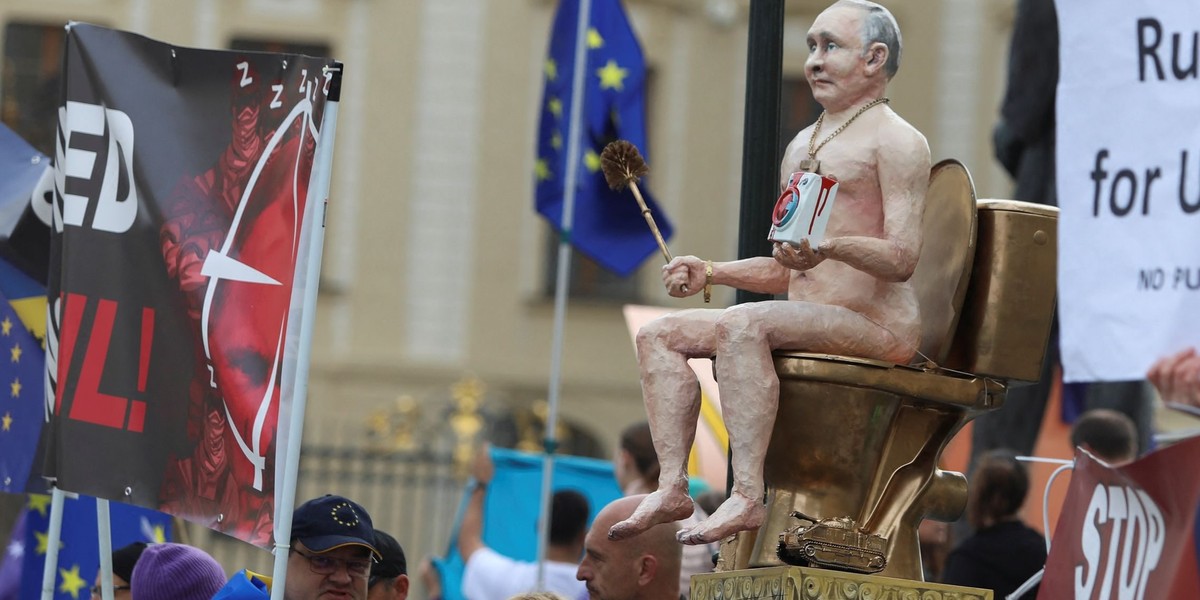 Niezwykły protest czeskich aktywistów. W Pradze stanął pomnik nagiego Putina na złotym sedesie.