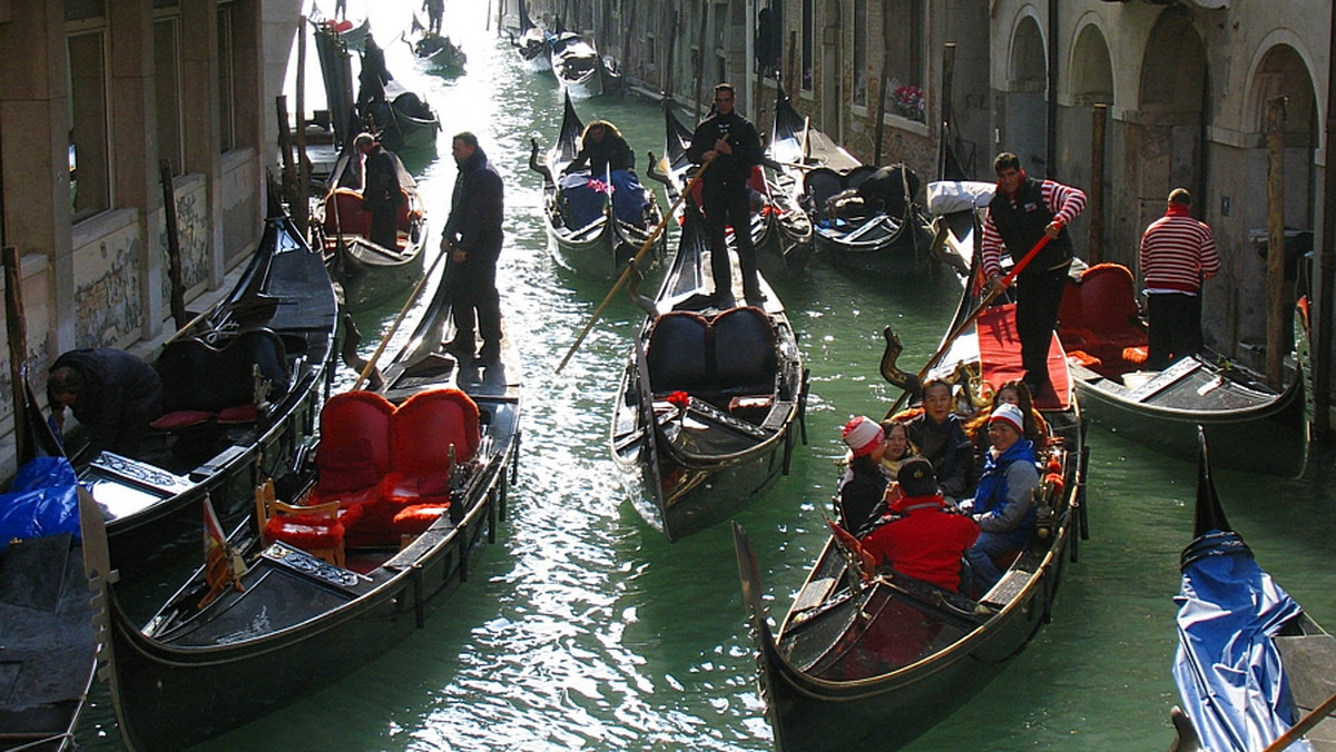 Do "ostatniego wiosła" gondolierzy z Wenecji rywalizują o to, który z nich dostąpi zaszczytu przewiezienia łodzią papieża Benedykta XVI podczas jego wizyty w tym mieście 8 maja. Stara się o to aż 425 gondolierów.