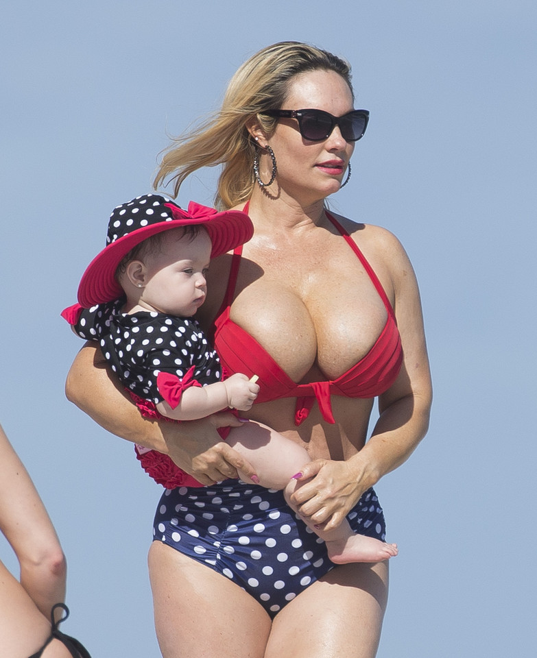 Coco Austin z córką na plaży. Jej piersi są większe niż arbuzy!