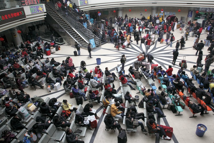 Chiny doświadczą negatywnych zmian demograficznych w nadchodzących dziesięcioleciach. Trzy dekady realizowania „polityki jednego dziecka” znacząco zredukowały liczbę dorosłych w wieku produkcyjnych. Złagodzenie tej polityki oraz znaczny spadek umieralności niemowląt, mają pomóc Państwu Środka w pokonaniu demograficznego niżu.
<br><br>
Jednocześnie, starsi mieszkańcy Państwa Środka żyją dziś znacznie dłużej, dzięki lepszej służbie zdrowia i zmniejszeniu poziomu ubóstwa. Z tego powodu średnia liczba dzieci i osób starszych, na których muszą pracować obywatele w wieku produkcyjnym, będzie rosnąć w dramatycznym tempie.