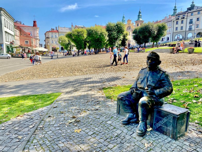 Pochyły rynek w Przemyślu z pomnikiem Wojaka Szwejka