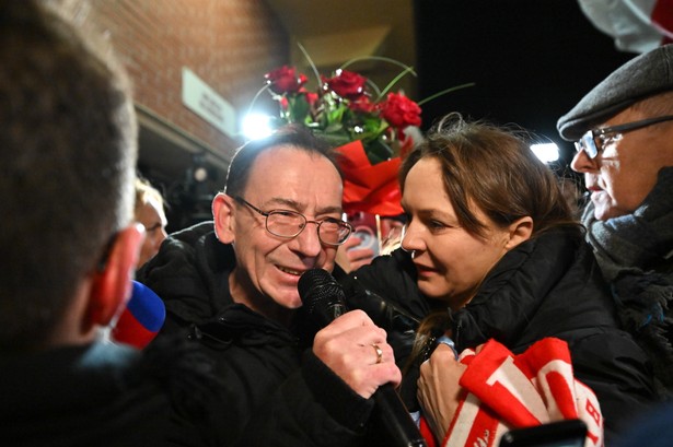 Były szef MSWiA Mariusz Kamiński (C-L) oraz jego żona Barbara Kamińska (C-P) przed Aresztem Śledczym w Radomiu, 23 bm. Mariusz Kamiński opuścił więzienie w Radomiu.