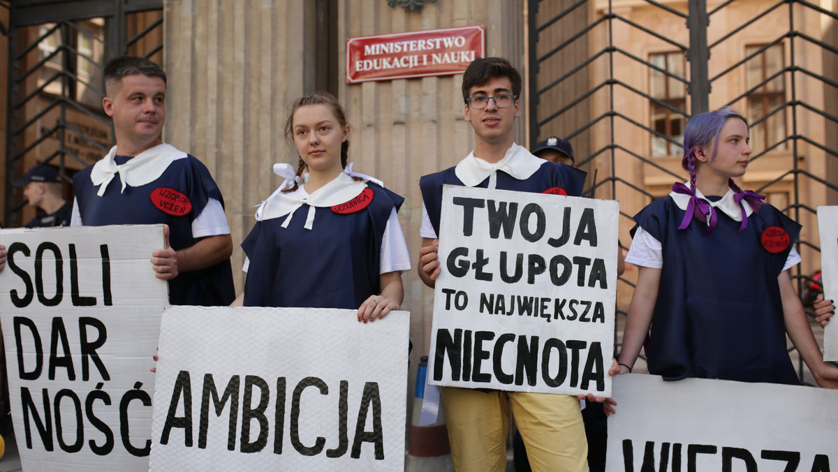 Strajk "Gruntowanie cnót niewieścich". Ludzie zebrali się przed MEN