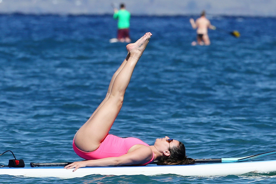 Lea Michele pręży się na hawajskiej plaży