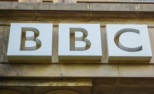 Antyszczepionkowcy próbowali się wedrzeć do dawnej siedziby BBC w Londynie