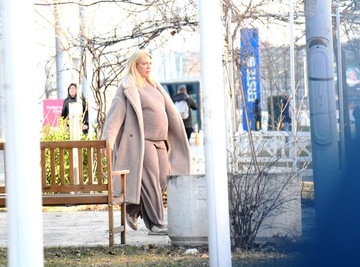 TRUDNA MILICA TODOROVIĆ stigla kod doktora: Pevačica sa stomakom do zuba, sitno broji do porođaja, a evo ko je sa njom (FOTO)